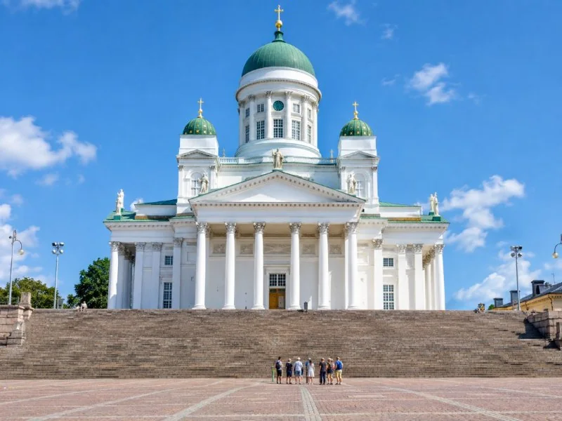 Kaupungin kohokohdat pikkubussilla ja lautta Suomenlinnaan